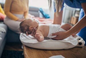 La prise de poids du bébé allaité questionne beaucoup les parents et le corps médical