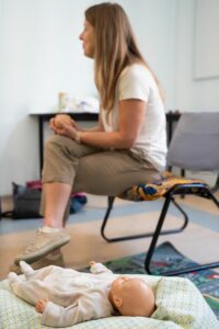 Pauline Ronat, conseillère en allaitement, écoute les parents qui participent aux ateliers allaitement