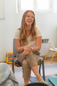 Pauline Ronat, conseillère en allaitement, échange avec les participants des ateliers