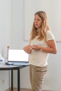 Pauline Ronat, conseillère en allaitement, explique comment s'utilise une téterelle de tire-lait