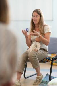 Pauline Ronat, conseillère en allaitement, explique comment le bébé allaité devrait positionner sa langue quand il boit au biberon