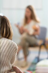 Une jeune maman participe à l'atelier sur la reprise du travail tout en poursuivant l'allaitement de son bébé