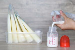 Du lait maternel exprimé au tire lait et stocké en sachets