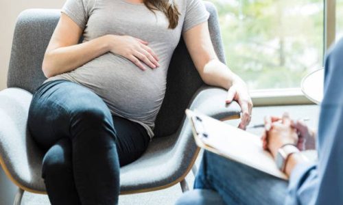 une femme enceinte a réservé une consultation prénatale d'allaitement car elle souhaite se préparer à allaiter son bébé à naitre